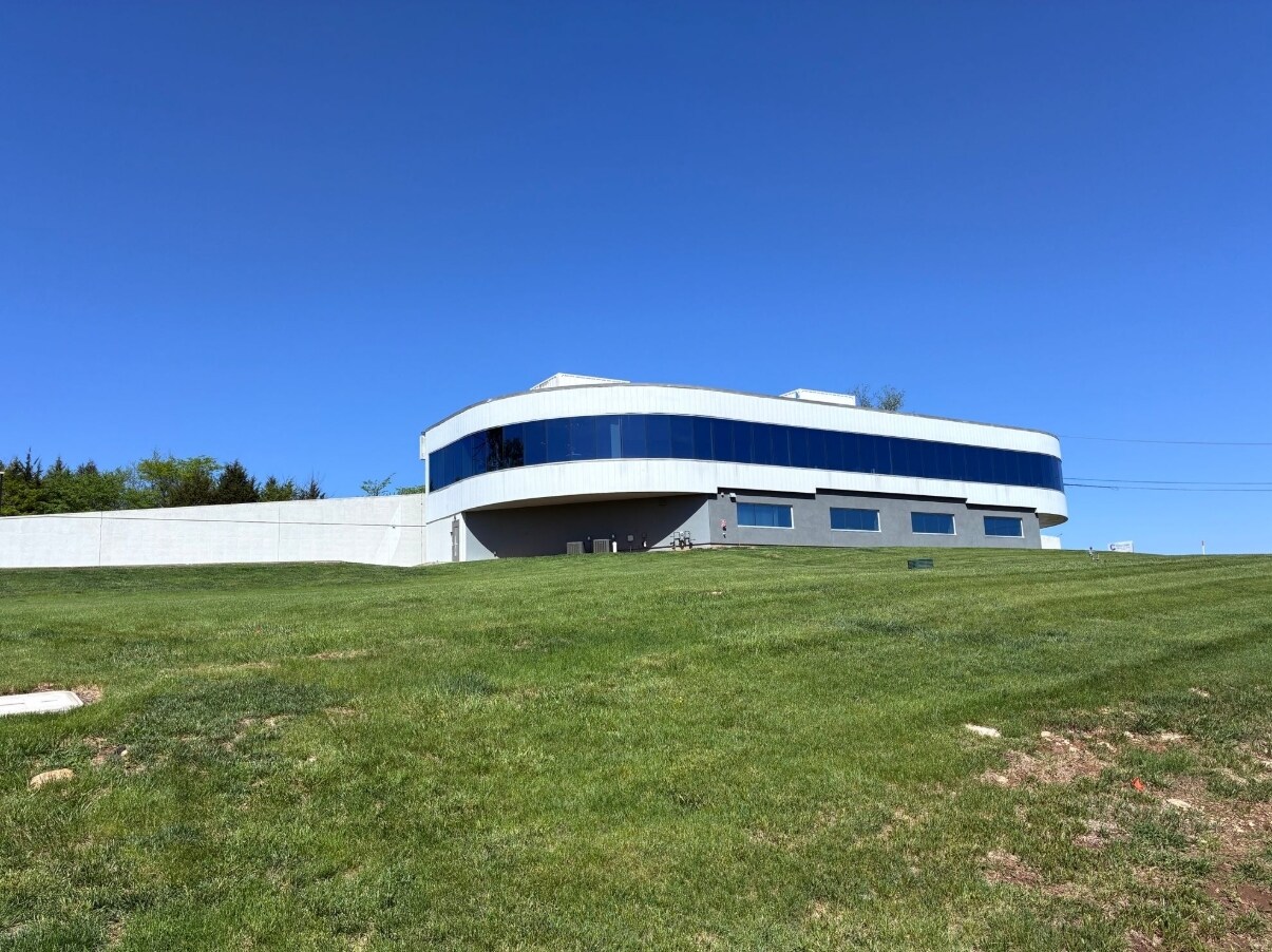 1001 NW Barry Rd, Kansas City, MO à louer Photo principale– Image 1 sur 11