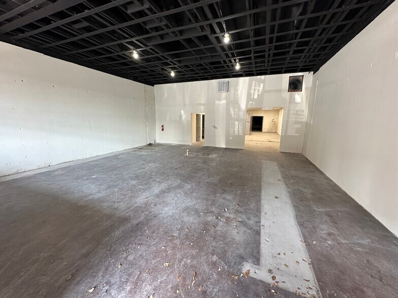 205 N Elm St, Denton, TX à louer - Photo de l’immeuble – Image 3 sur 5