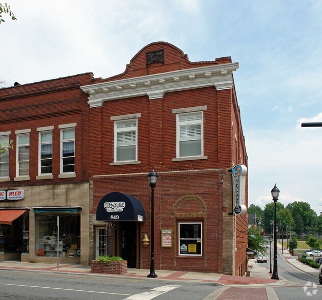 819 West Ave, Lenoir, NC à vendre - Photo principale – Image 1 sur 37