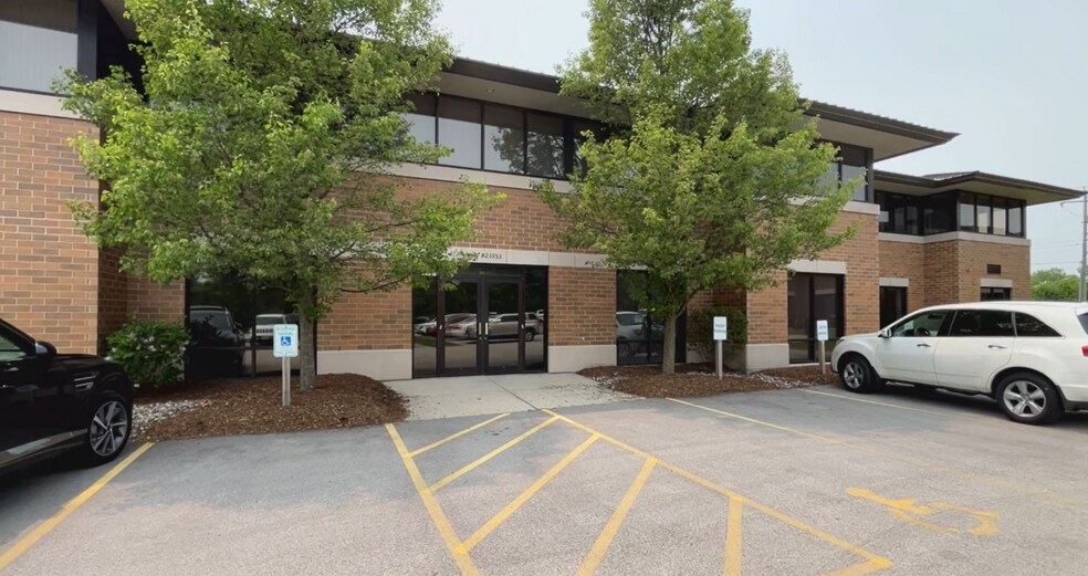 N27W23953 Paul Rd, Pewaukee, WI à louer - Vidéo sur l’annonce professionnelle – Image 2 sur 4