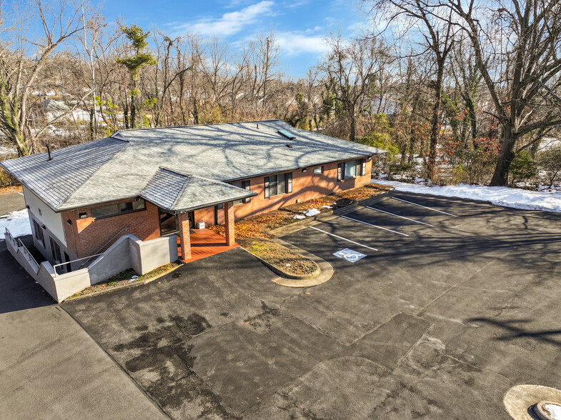 1502 Featherstone Rd, Woodbridge, VA à vendre - Photo de l’immeuble – Image 2 sur 36
