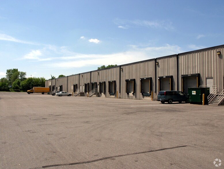 7665-7685 Commerce Way, Eden Prairie, MN à vendre - Photo de l’immeuble – Image 1 sur 2