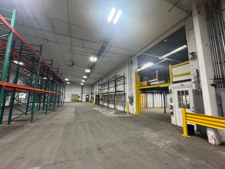 12 Wisconsin Ct, Bay Shore, NY à louer - Photo de l’immeuble – Image 2 sur 12