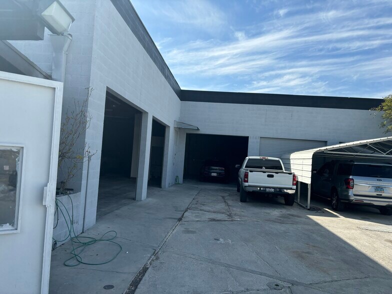 8461 Glenoaks Blvd, Sun Valley, CA à louer - Photo de l’immeuble – Image 2 sur 14