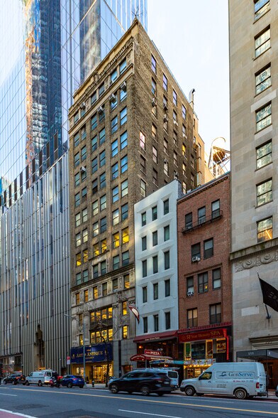 119-128 W 57th St, New York, NY à louer - Photo de l’immeuble – Image 3 sur 12