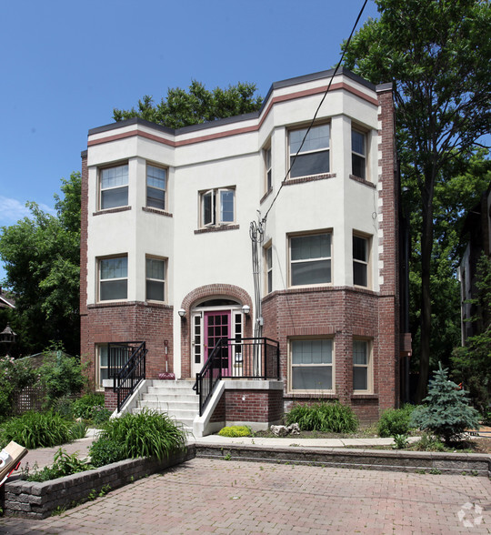 9 Humewood Dr, Toronto, ON à vendre - Photo principale – Image 1 sur 2