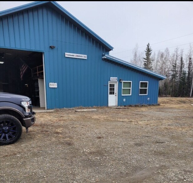 1209 Dennis Rd, North Pole, AK à louer - Photo de l’immeuble – Image 2 sur 14