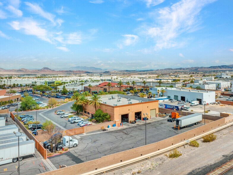 60 Corporate Park Dr, Henderson, NV à louer - Photo principale – Image 1 sur 6