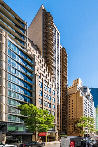 245 E 44th St, New York, NY à louer - Photo de l’immeuble – Image 3 sur 10
