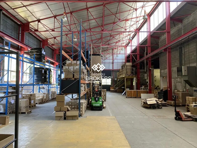 Local d'activités dans Vif à vendre - Photo de l’immeuble – Image 2 sur 14