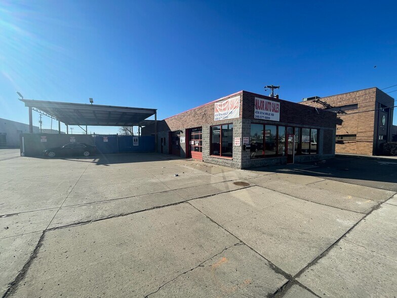 436 E 14 Mile Rd, Madison Heights, MI à louer - Photo de l’immeuble – Image 3 sur 9