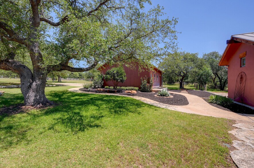 15425 Fitzhugh Rd, Dripping Springs, TX à vendre - Photo de l’immeuble – Image 2 sur 23