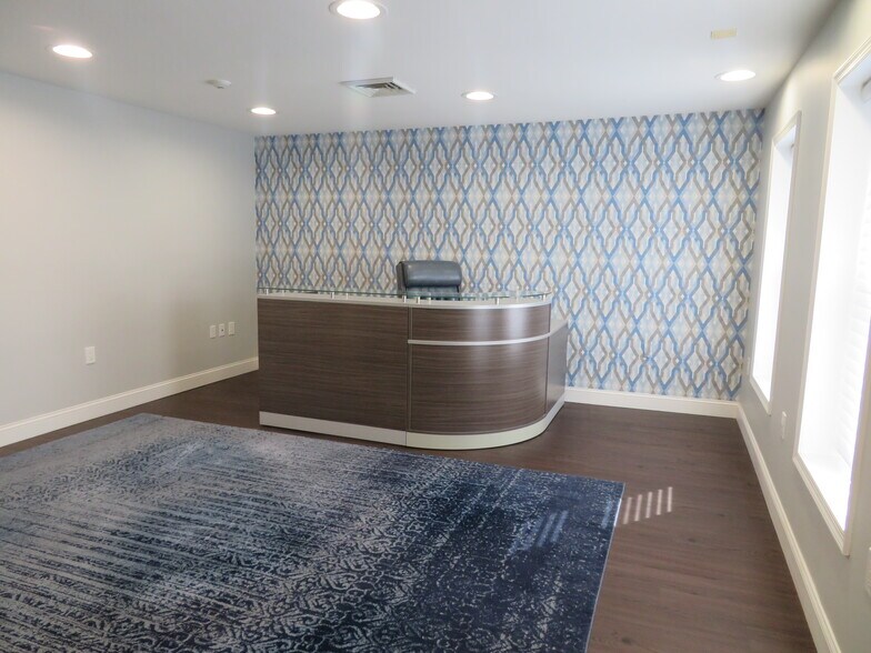 12051-12083 Tech Rd, Silver Spring, MD à louer - Photo de l’immeuble – Image 2 sur 25