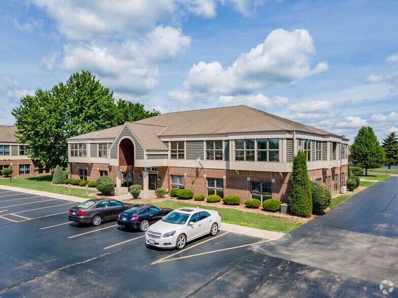 1001 W Glen Oaks Ln, Mequon, WI à louer - Photo principale – Image 1 sur 16