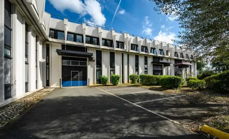 Local d’activités dans Évry-Courcouronnes à louer - Photo de l’immeuble – Image 3 sur 5