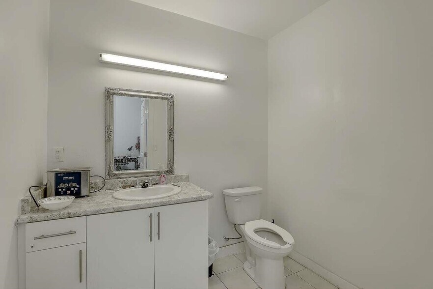 8028 128th St, Surrey, BC à vendre - Photo de l’immeuble – Image 2 sur 7