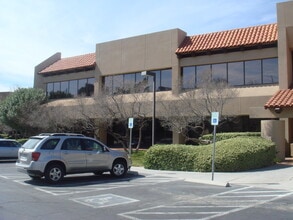 4445 N Mesa St, El Paso, TX à louer Photo de l’immeuble– Image 2 sur 5