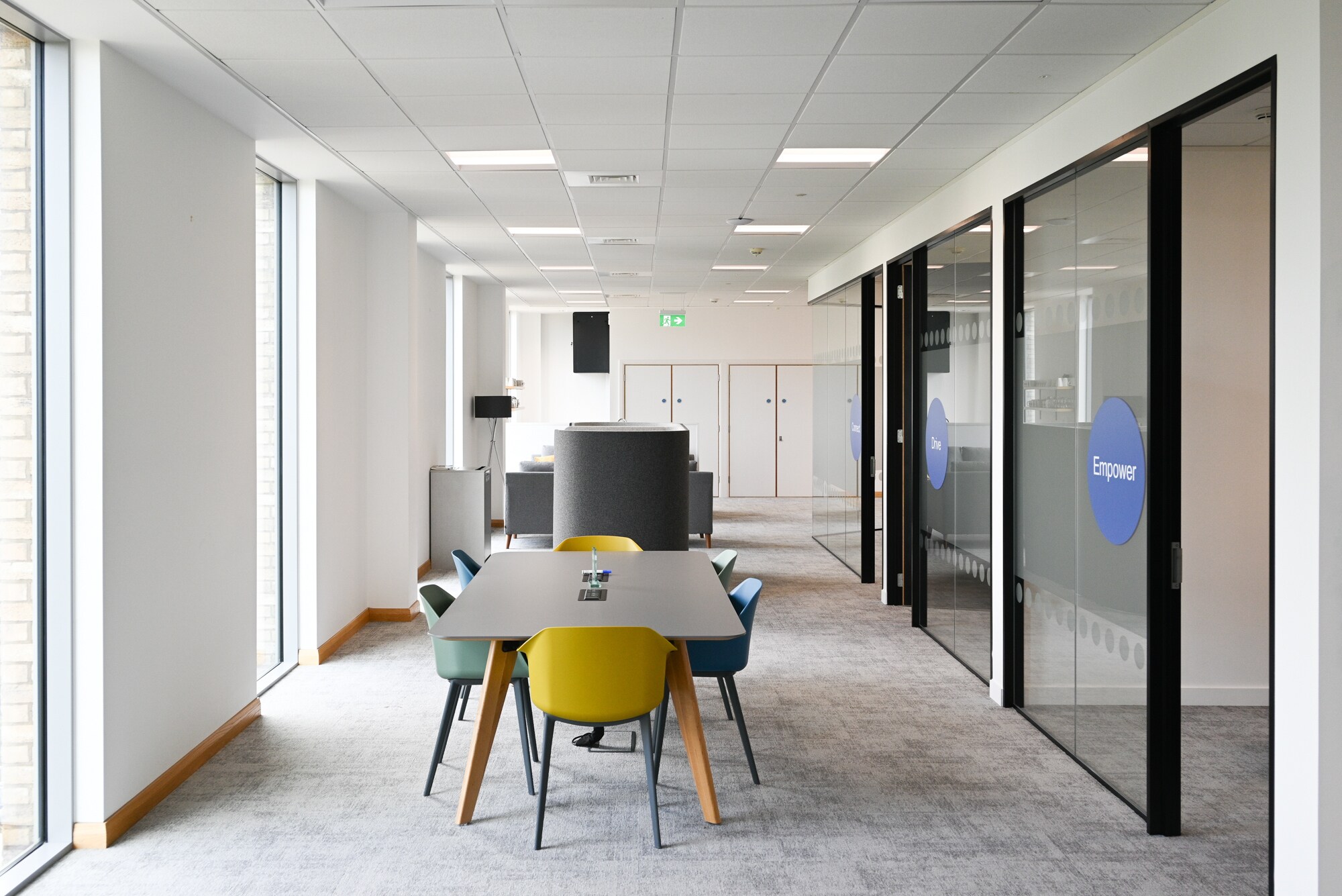 Avebury Blvd, Milton Keynes à louer Photo de l’immeuble– Image 1 sur 11