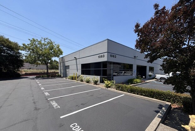 1063 Serpentine Ln, Pleasanton, CA à louer - Photo de l’immeuble – Image 2 sur 8