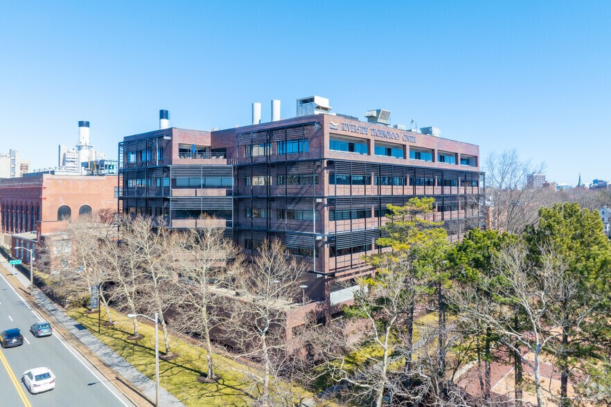 840 Memorial Dr, Cambridge, MA à louer - Photo de l’immeuble – Image 1 sur 3