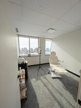 3550 Ch De La Côte-Des-Neiges, Montréal, QC à louer Photo intérieure– Image 2 sur 3