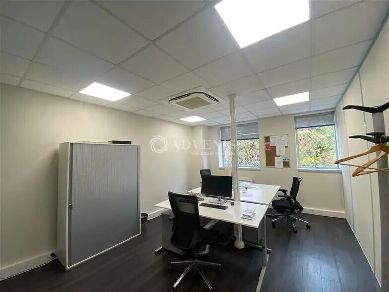 Bureau dans Voisins-le-Bretonneux à louer - Photo de l’immeuble – Image 3 sur 5