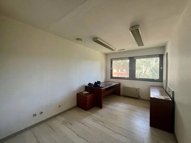 Bureau dans Arles à louer - Photo de l’immeuble – Image 3 sur 5