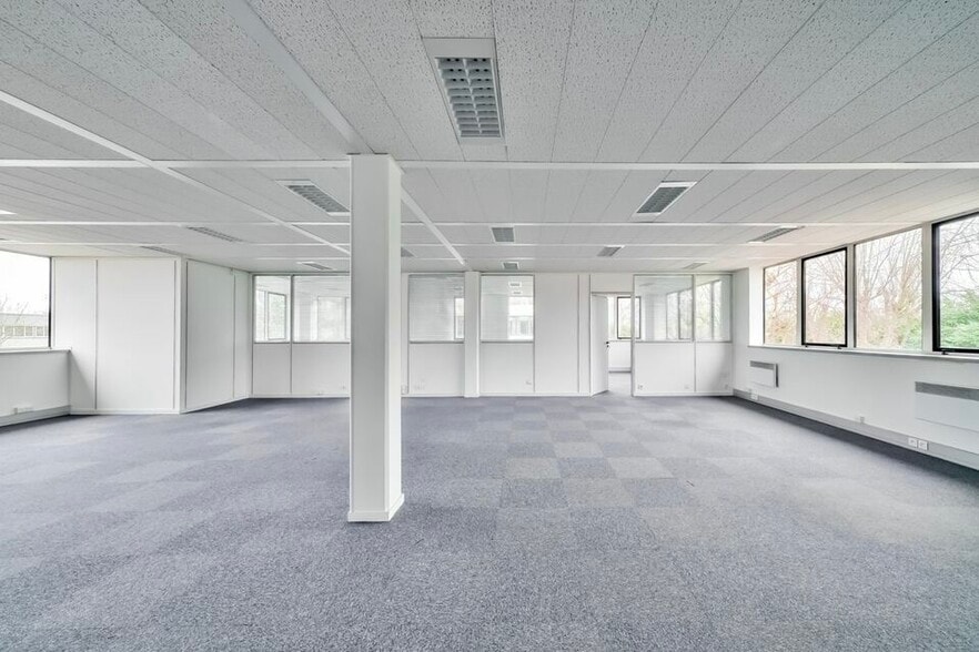 1 Rue Enrico Fermi, Saint-Thibault-des-Vignes à louer - Photo intérieure – Image 3 sur 10