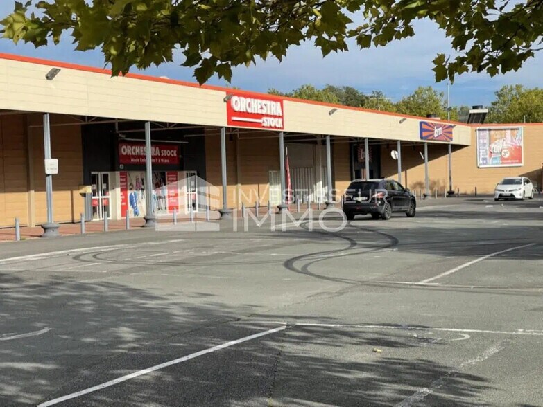 Local commercial dans Savigny-le-Temple à louer - Photo de l’immeuble – Image 1 sur 4