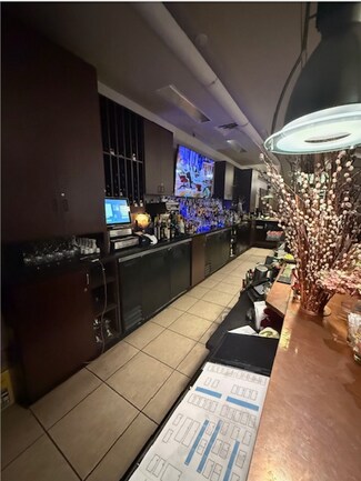Plus de détails pour 2269 Lexington Rd, Louisville, KY - Local commercial à vendre