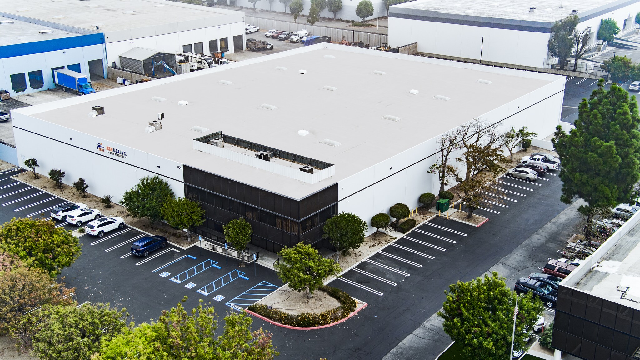 601 S Dupont Ave, Ontario, CA à louer Photo de l’immeuble– Image 1 sur 7