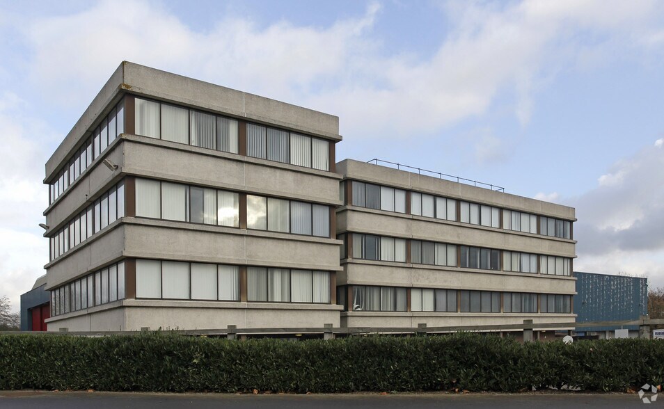 Beehive Ring Rd, Gatwick à louer - Photo principale – Image 2 sur 9