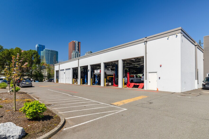 411 116th Ave NE, Bellevue, WA à louer - Photo de l’immeuble – Image 1 sur 6