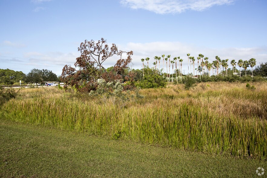 2487 Sycamore St, North Port, FL à vendre - Photo de l’immeuble – Image 3 sur 11