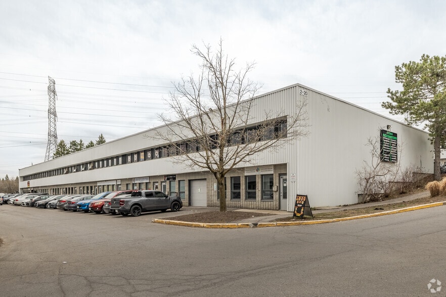 2285 St Laurent Blvd, Ottawa, ON à vendre - Photo principale – Image 1 sur 2