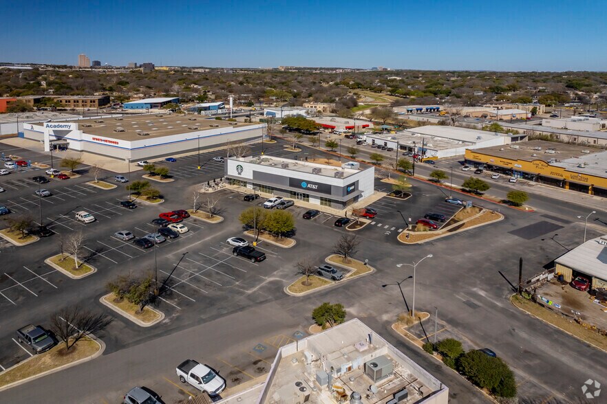 2639 NW Loop 410, San Antonio, TX à louer - Photo de l’immeuble – Image 3 sur 3