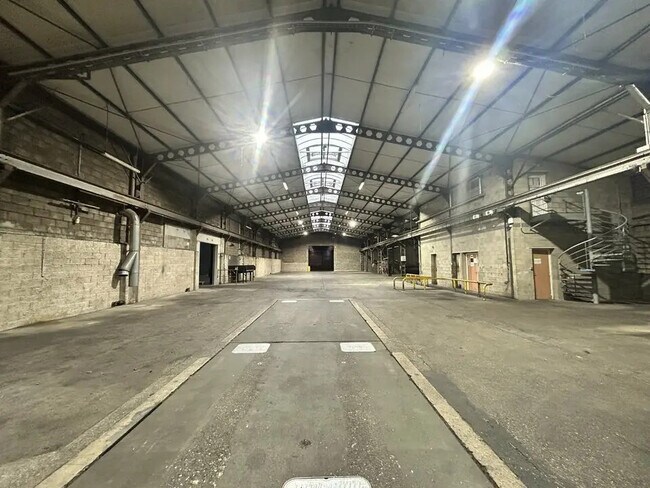 Plus de détails pour Local d’activités à vendre