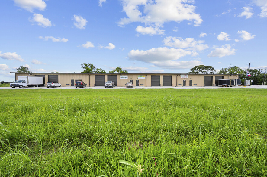 5517 Fm 2004 Rd, Hitchcock, TX à louer - Photo de l’immeuble – Image 1 sur 3