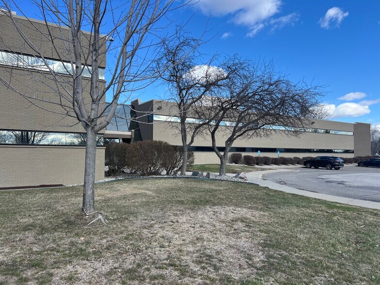 20300 W 12 Mile Rd, Southfield, MI à louer - Photo de l’immeuble – Image 1 sur 18