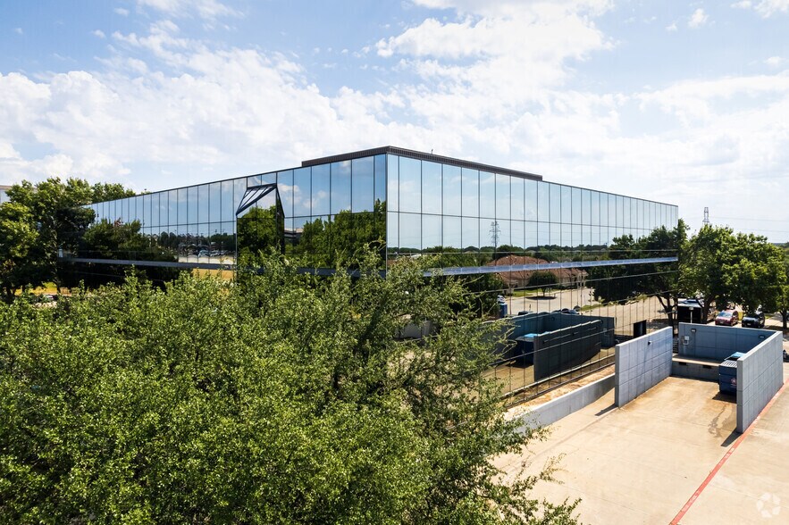 5068 W Plano Pky, Plano, TX à louer - Photo de l’immeuble – Image 3 sur 14