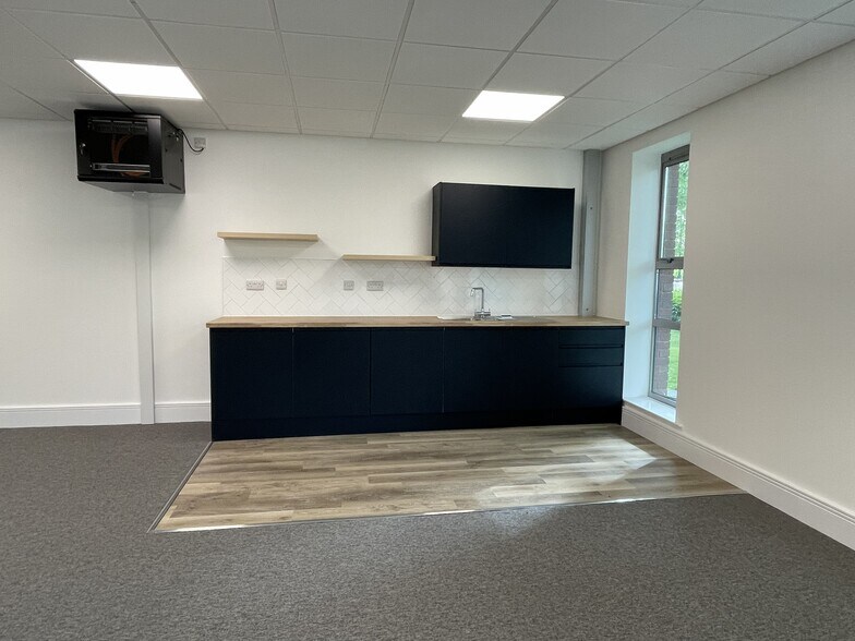 Crown Way, Tower Rd N, Warmley à louer - Photo de l’immeuble – Image 3 sur 3
