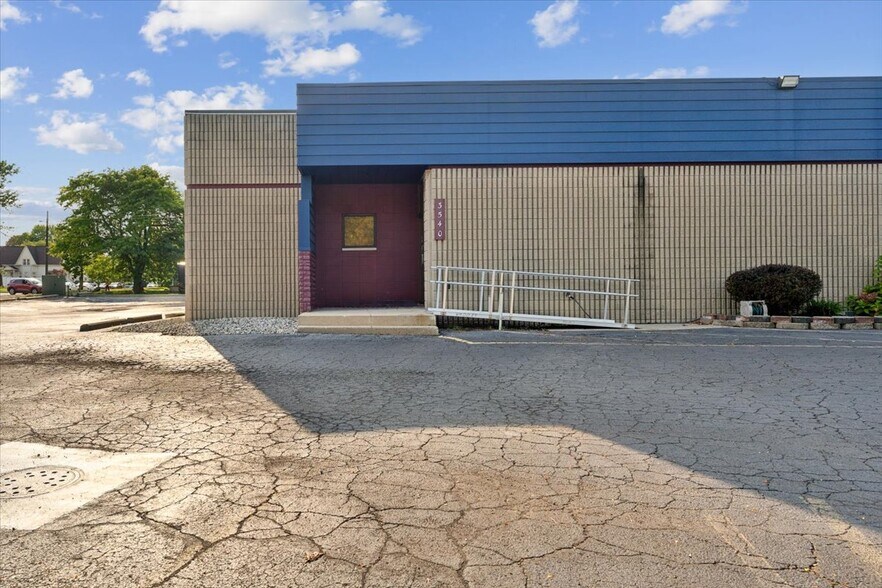 3530 Biddle Ave, Wyandotte, MI à louer - Photo de l’immeuble – Image 1 sur 2