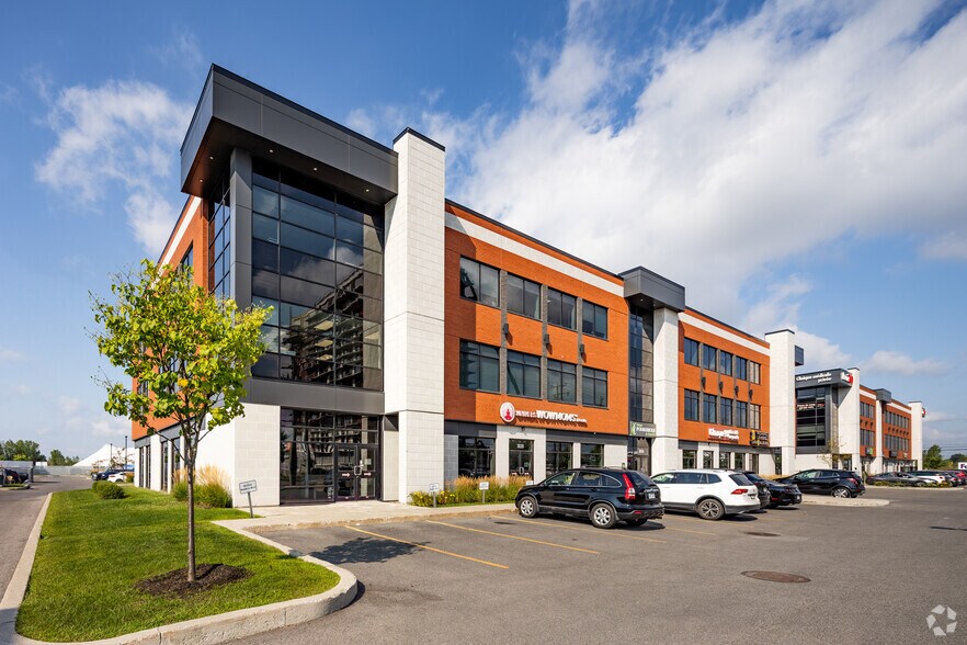 3000-3050 Boul Curé-Labelle, Laval, QC à louer - Photo principale – Image 1 sur 6