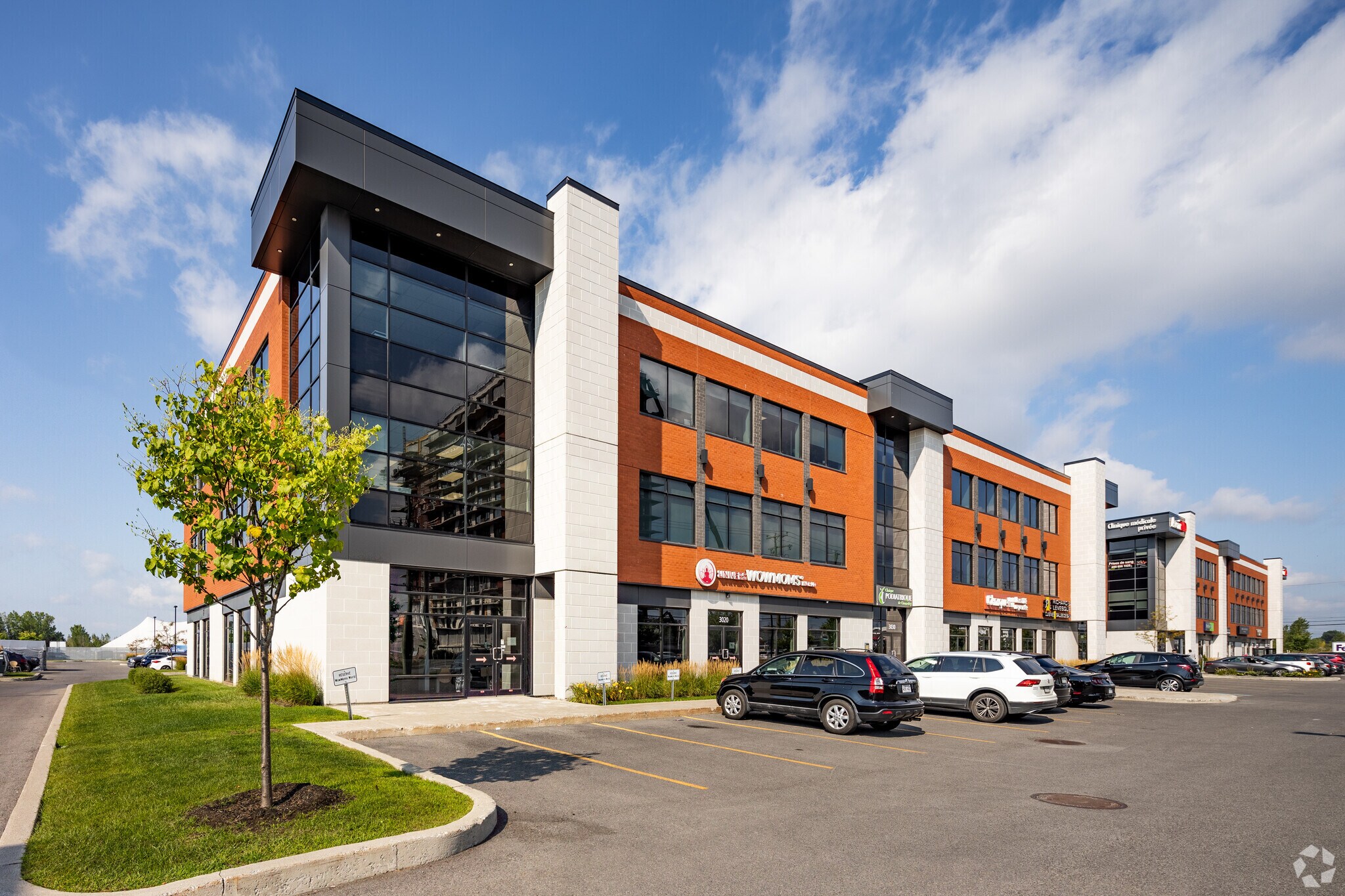 3000-3050 Boul Curé-Labelle, Laval, QC à louer Photo principale– Image 1 sur 7