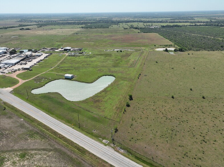 14177 E Ueckert Rd, Bellville, TX à vendre - Photo de l’immeuble – Image 2 sur 13