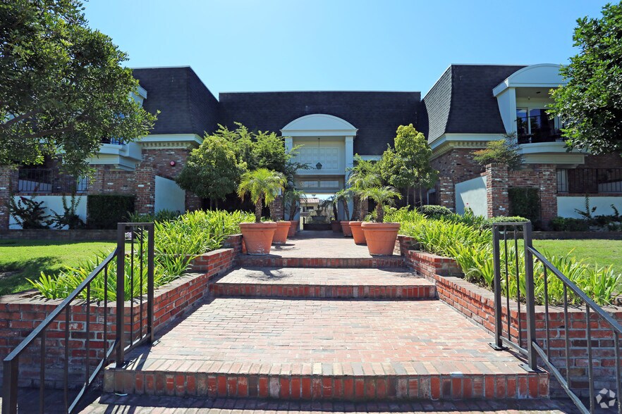 5200 Warner Ave, Huntington Beach, CA à louer - Photo de l’immeuble – Image 3 sur 11