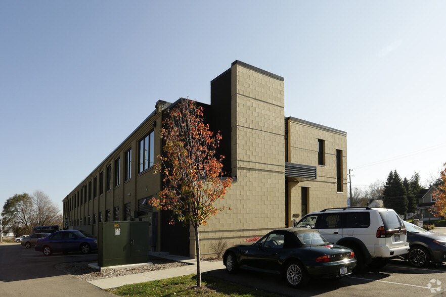 855 Michigan St NE, Grand Rapids, MI à louer - Photo de l’immeuble – Image 3 sur 6