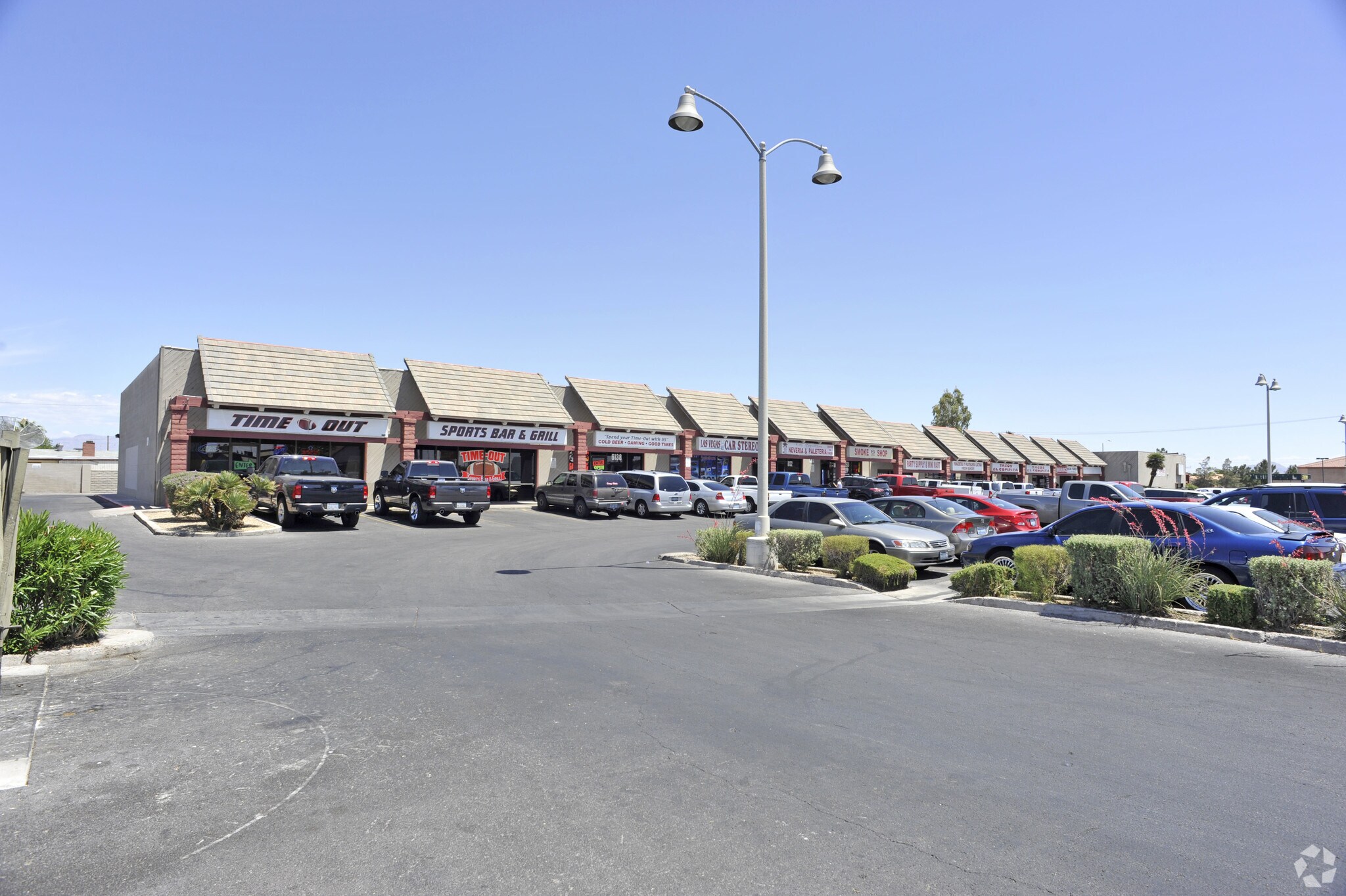 6106-6152 W Charleston Blvd, Las Vegas, NV à louer Photo principale– Image 1 sur 3