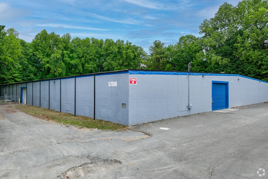 5709 Robin Wood Ln, Winston-Salem, NC à louer - Photo de l’immeuble – Image 3 sur 24
