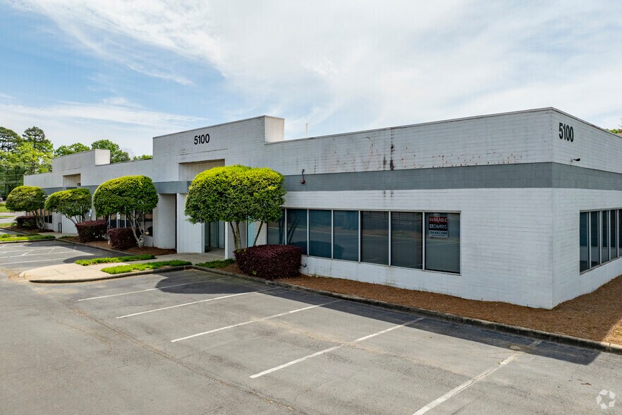 5100 Reagan Dr, Charlotte, NC à louer - Photo de l’immeuble – Image 3 sur 34